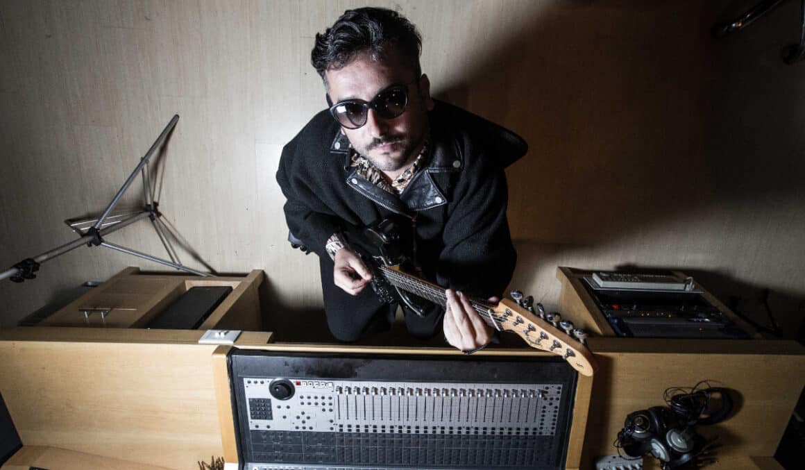 Diosque - Juan Román Diosque partió desde Tucumán hacia Buenos Aires, trabajó en una oficina a tiempo completo, después a medio tiempo, para luego dedicarse a la música. En breve se convirtió en un artista inclasificable. Daniel Melero, el padre de la escena under argentina, lo produjo en su primer disco "I can cion" (2007), un experimento que editó Sony. Luego vino "Bote" (2012), disco físico que sólo editó el sello peruano Plastilina Records. La placa fue doble y trajo un segundo disco con remixes, "Brote (remixes)", que puede escucharse en Bandcamp. diosque