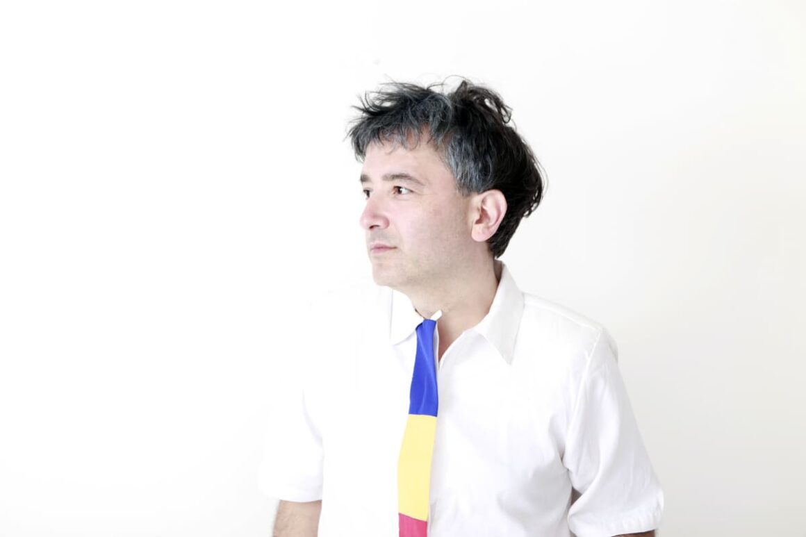 Diosque - Juan Román Diosque partió desde Tucumán hacia Buenos Aires, trabajó en una oficina a tiempo completo, después a medio tiempo, para luego dedicarse a la música. En breve se convirtió en un artista inclasificable. Daniel Melero, el padre de la escena under argentina, lo produjo en su primer disco "I can cion" (2007), un experimento que editó Sony. Luego vino "Bote" (2012), disco físico que sólo editó el sello peruano Plastilina Records. La placa fue doble y trajo un segundo disco con remixes, "Brote (remixes)", que puede escucharse en Bandcamp. diosque 2