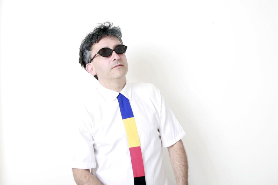 Diosque - Juan Román Diosque partió desde Tucumán hacia Buenos Aires, trabajó en una oficina a tiempo completo, después a medio tiempo, para luego dedicarse a la música. En breve se convirtió en un artista inclasificable. Daniel Melero, el padre de la escena under argentina, lo produjo en su primer disco "I can cion" (2007), un experimento que editó Sony. Luego vino "Bote" (2012), disco físico que sólo editó el sello peruano Plastilina Records. La placa fue doble y trajo un segundo disco con remixes, "Brote (remixes)", que puede escucharse en Bandcamp. diosque 3