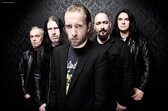 Paradise Lost: "El metal aún no es aceptado por la sociedad" - ¿Cuál fue el momento más especial que viviste en Paradise Lost???Greg Mackintosh: Hay muchos. El más fresco en mi mente en este momento es cuando nos dieron el premio Inspiration en los Golden Gods del año pasado.??¿Cambiarías algo de este último cuarto de siglo???Greg Mackintosh: No, no creo en el arrepentimiento. Si cambiases incluso el más pequeño detalle de tu pasado, tanto de lo bueno como de lo malo, tu vida presente dejaría de existir. Todo lo que hemos hecho en el pasado es lo que nos ha llevado hasta este punto.??Dentro de poco vuelven a la Argentina ¿Qué recuerdos tenés de visitas anteriores???Greg Mackintosh: Muchos, pero en este momento recuerdo, en los 90s, haber cenado en un restaurante de allí con Geezer Butler.??¿Qué expectativas tenés para el show en Buenos Aires???Greg Mackintosh: Espero que sea tan bueno como los que dimos allí anteriormente.??¿Qué podés anticipar del show???Greg Mackintosh: Lo único seguro es que habrá alcohol y metal.??¿Hay planes de nuevo material en el futuro cercano? ??Greg Mackintosh: Estamos escribiendo material para nuestro próximo disco, que esperamos empezar a grabar en junio. e2bf477d b5e6 4f6d 9d32 546a55d49a33