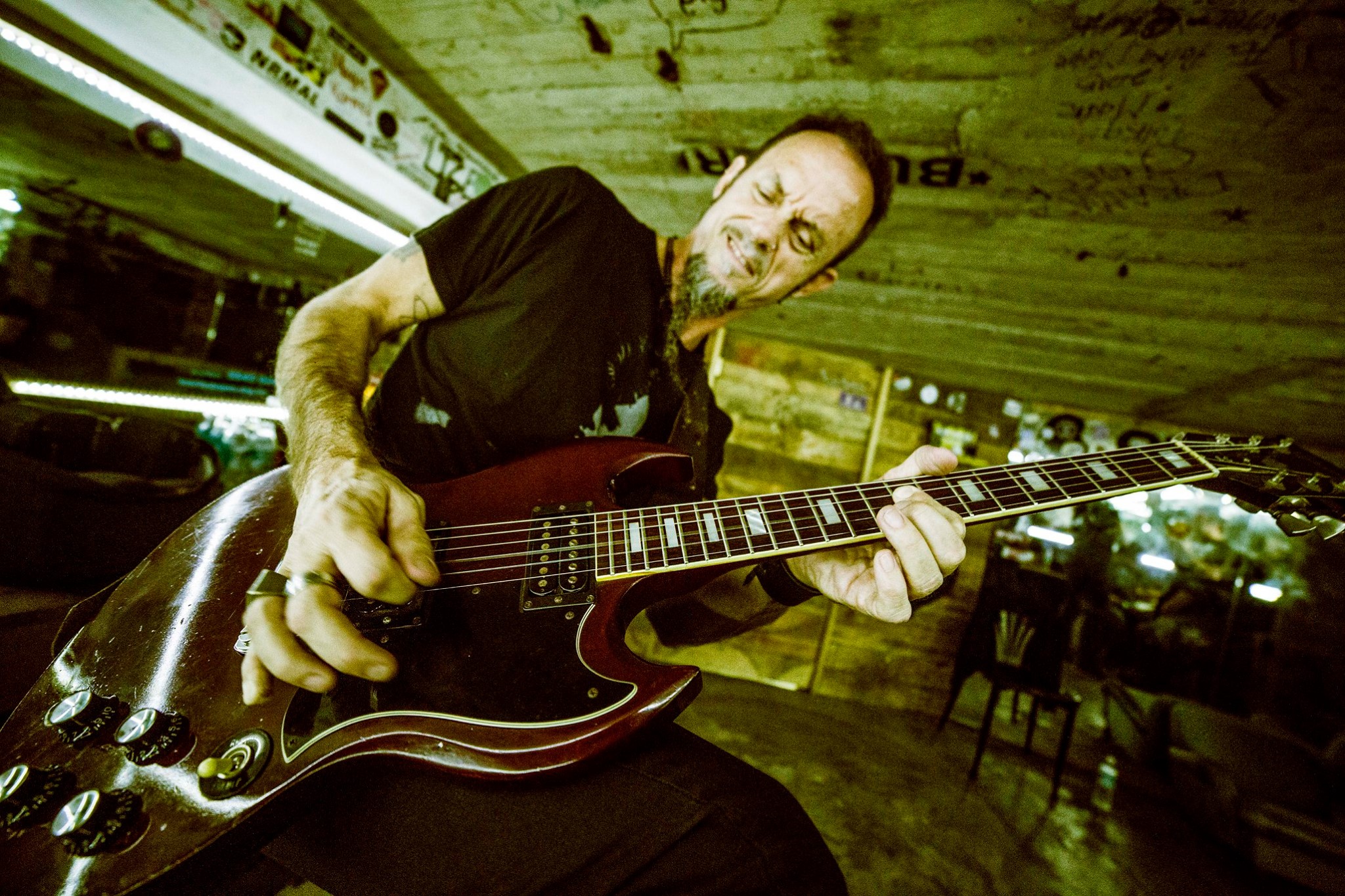 Vetamadre: "Ya hay un posible concepto para el próximo disco" - Posiblemente, este año sea el más ocupado de Julio Breshnev en toda su vida. Además del regreso de Cosméticos, el grupo que lideró en los ‘80, planea lanzar un álbum con Vetamadre y darle vuelo a su propio proyecto. “Son cosas que surgieron, en parte por estar abierto y receptivo -explica-. Pero para poder decirle que sí a esto, tuve que resignar mucho, como mi trabajo en la Rock & Pop. Me encanta la radio, pero hay que saber cuándo sacrificar un proyecto en pos de otro”. e431359f b9b2 43d8 b506 25a5758cc768