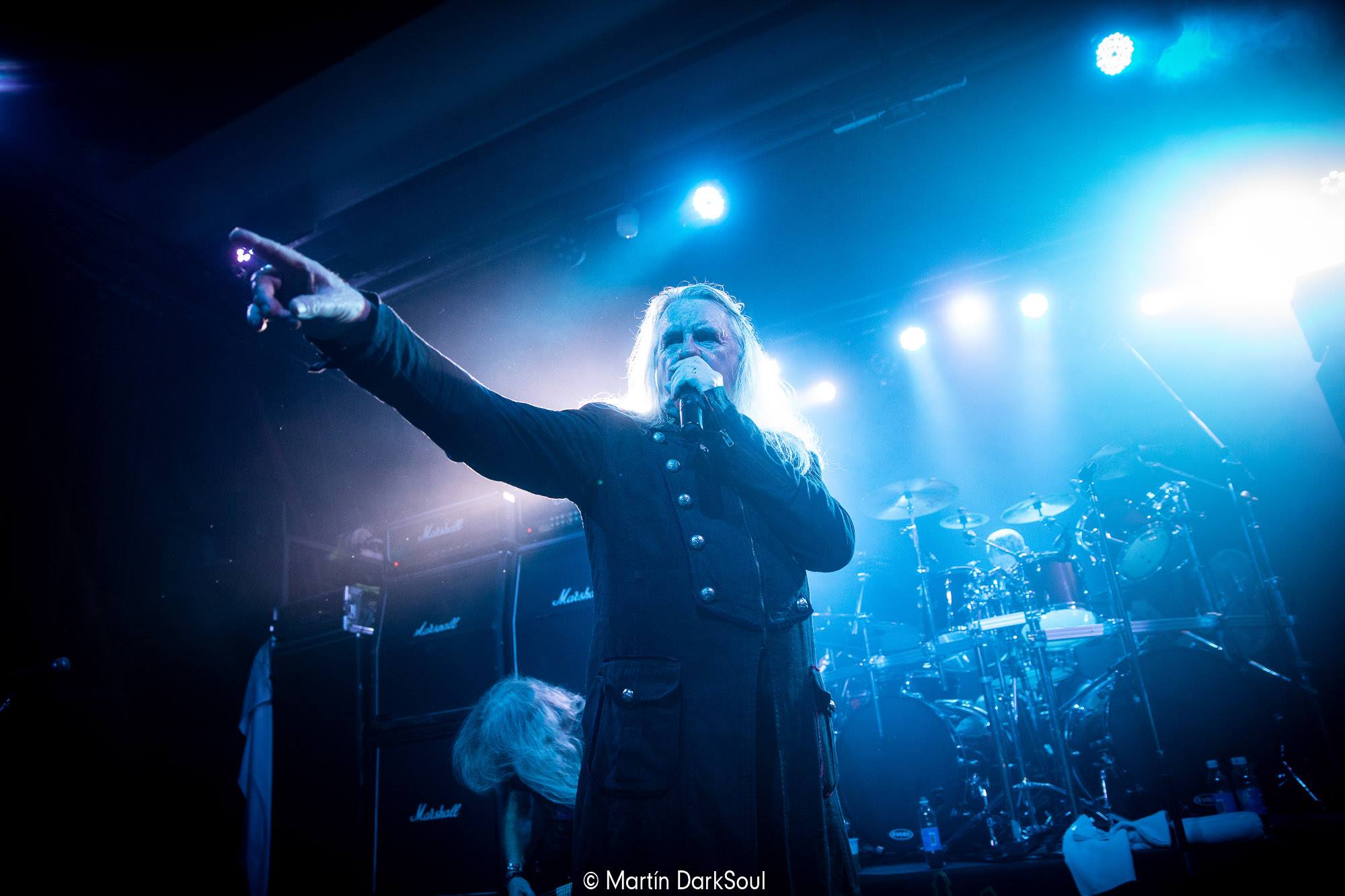 Saxon en El Teatrito: casi como en un pub inglés - “Este lugar no es muy grande, ¡pero ustedes sí que son un público inmenso!”, dice Biff Byford unos minutos después de que comience su recital en la Argentina. Y tiene razón: El Teatrito está agotado y no cabe ni un alfiler. Aunque esta gira se haya promocionado como un repaso por sus grandes éxitos, Saxon empieza con “Thunderbolt”, del disco del mismo nombre (2018). Y es una elección acertada, porque plantea algo de movida: nada está más lejos de que se conviertan en un acto de nostalgia. ea7ac2ce 7db8 4143 8625 6a8cf010ceb1