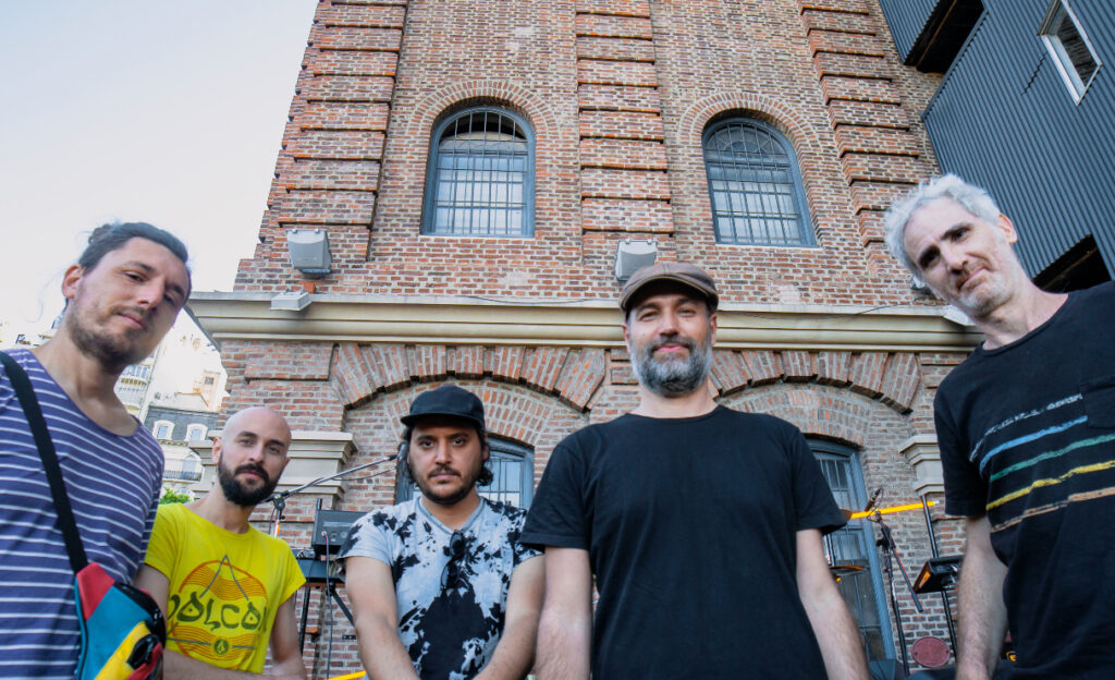 El Robot bajo el agua - Este proyecto fue impulsado por Nicolás Kramer, cantante de Jaime sin Tierra, en forma paralela a ésta banda. El Robot bajo el agua