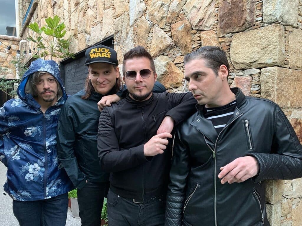 Eleven - Eleven es una banda de rock que nace a comienzos del año 2017 en la ciudad de Buenos Aires, formada por Leo Rocco en voz, Eugenio “Parra” Parracia en Guitarra, Sergio Quinto en bajo y Ray Fajardo en Batería, amigos desde la adolescencia y músicos de gran trayectoria. Eleven