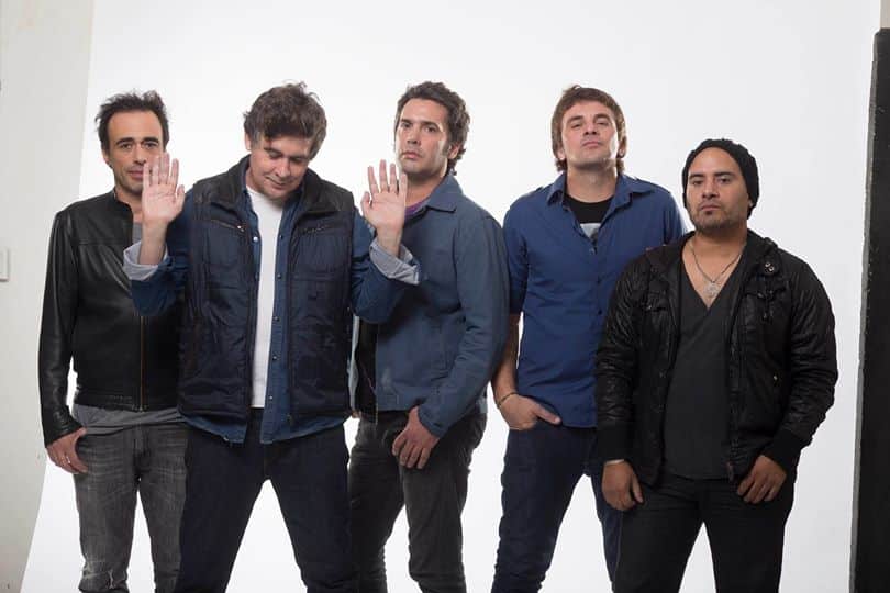 Discos: "Polos", de Ella es tan cargosa - Hacer canciones simples puede parecer sencillo pero cuesta atreverse a ponerlo en práctica. Ella Es Tan Cargosa en "Polos", su cuarto disco, sostiene esa fórmula de melodía de hit con una marcada impronta beatle. A saber, el formato canción lleva impreso en su ADN: verso, bajada, estribo y un solo de guitarra conciso y seductor, que son infalibles. ella es tan cargosa