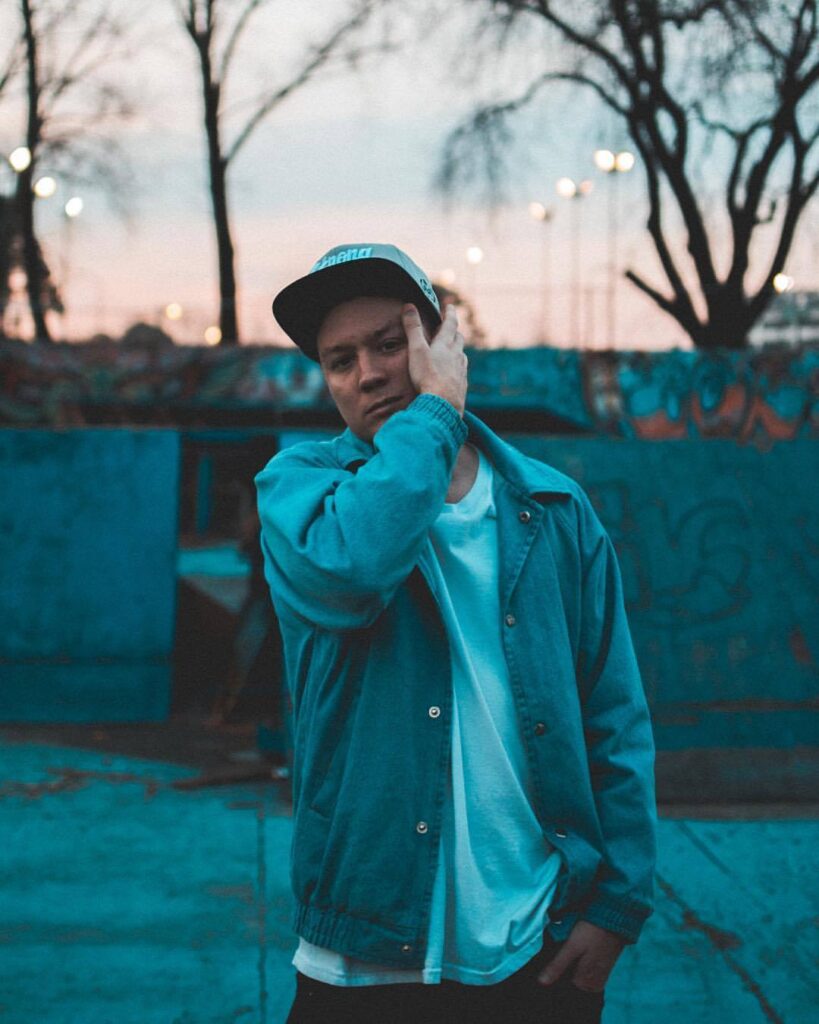 Emanero - Fue convocado para cantar en la competencia final en la Federación Argentina de Box (ediciones 2006 y 2007). En noviembre de 2006, Emanero presentó su disco en Río de Janeiro (en el marco del Hutuz Rap Festival Latinoamericano) y en Montevideo (Fiesta de la X). Emanero