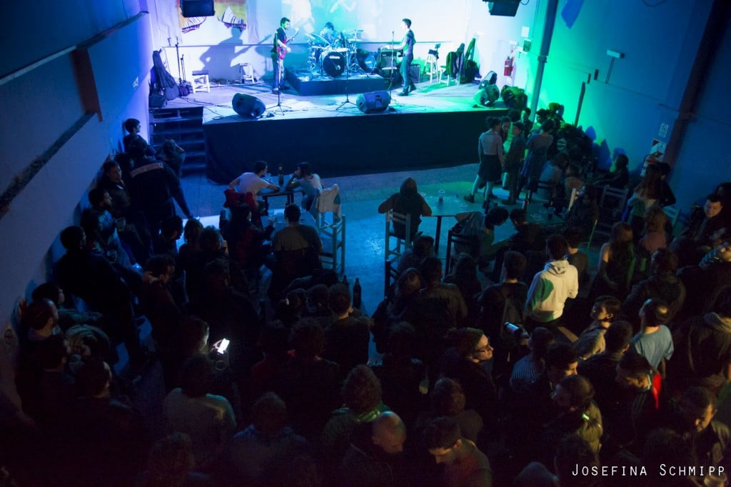 El Nuevo Emergente - Abrió El Emergente Club, y si ese nombre te suena es porque es un nuevo emprendimiento de las personas que dirigen El Emergente Bar. Tiene capacidad cinco veces mayor que el primero, hall para exposiciones, 2 barras, un groso escenario de 35 m2, equipo de sonido totalmente nuevo con una Consola PA de 16 canales y una muy buena acústica. emergente