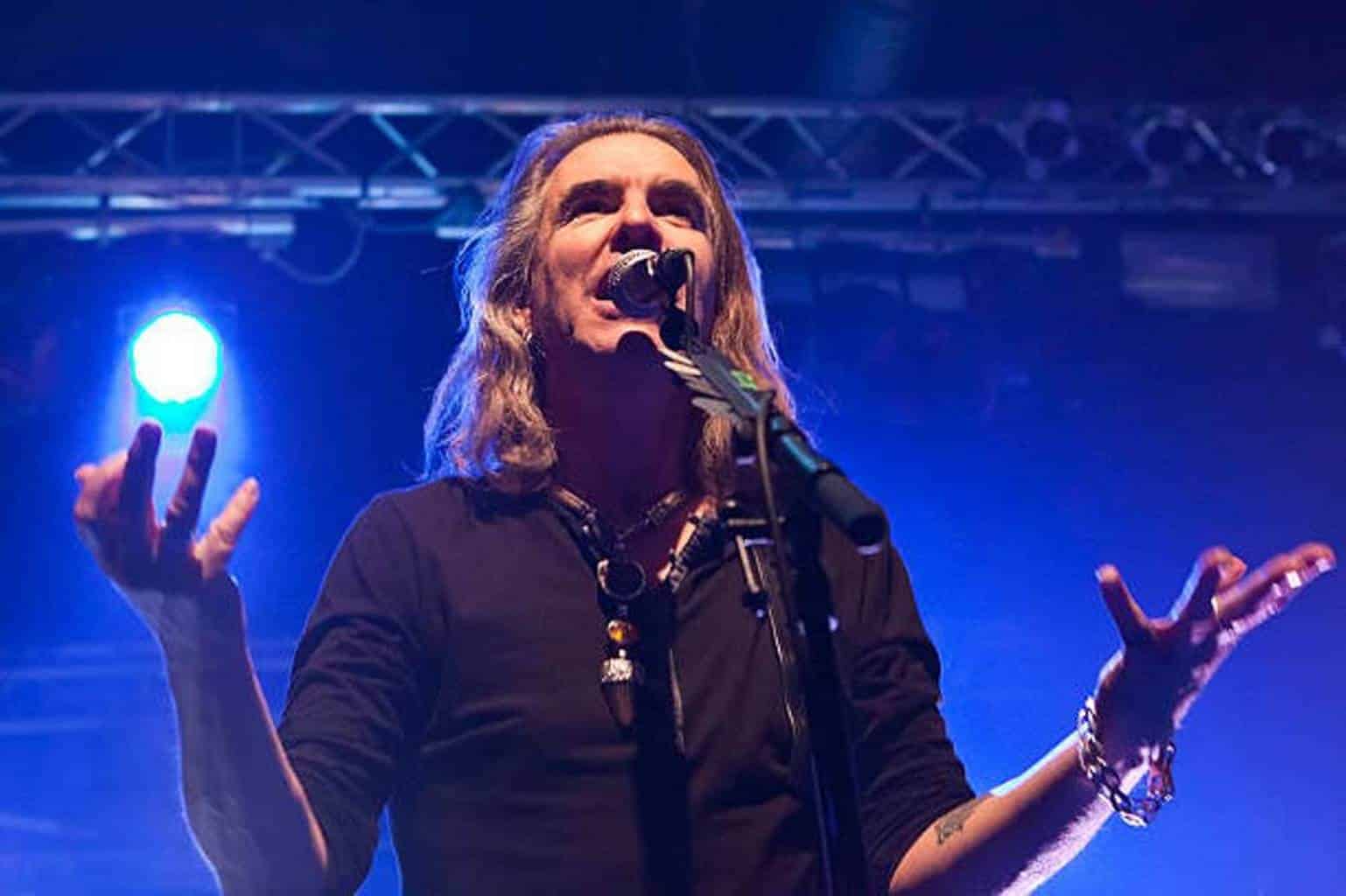 New Model Army en Uniclub: con los ojos bien abiertos - “¡Diez canciones más, diez canciones más!”, repiten decenas de personas en Uniclub. New Model Army ya tocó una quincena, pero parece que al público no le basta. Los miembros de la banda se ríen ante la insistencia, y cuando el cantante Justin Sullivan rasguea su guitarra accidentalmente, el tecladista Dean White agrega: “Esa fue una. ¡Sólo faltan nueve!”. Acto seguido, el baterista redobla su tambor. “Ahí ya tuvieron dos”, dice Sullivan, todavía en tono cómico. f3be39e7 ae9d 4af0 b7f6 928e47ac992d