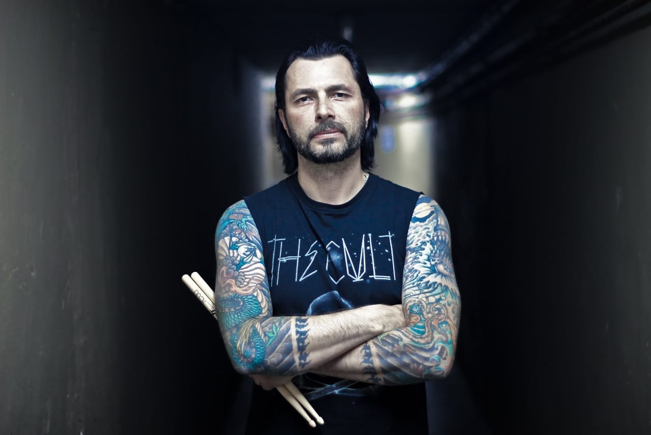 John Tempesta: "A veces, está bueno tener un break de The Cult" - -Gracias por el elogio. Sí, no empecé como un baterista de heavy, más bien me metí por elección. Mientras trabaja como drum tech con Anthrax, me llamaron de Exodus. Y aunque nunca había tocado esa música, estaba en el ambiente, y seguía de cerca a Charlie Benante. Para mí, era un desafío. Estoy muy orgulloso y agradecido de que me hayan llamado, porque me dieron la oportunidad de grabar y me metieron en el circuito. Pasé de ser un técnico a formar parte de Exodus, luego de Testament y después de White Zombie. Esta última me llevó a tocar en arenas, a ser endorser y a vender muchos discos. Así que, por suerte, incursioné en muchos estilos. Después vino el turno de Rob Zombie como solista, y luego Helmet, que fue más hardcore y con el que volví a las raíces. De The Cult siempre fui muy fan, así que es una locura. f96b2dfd d097 40d4 a191 9296f967b3d2