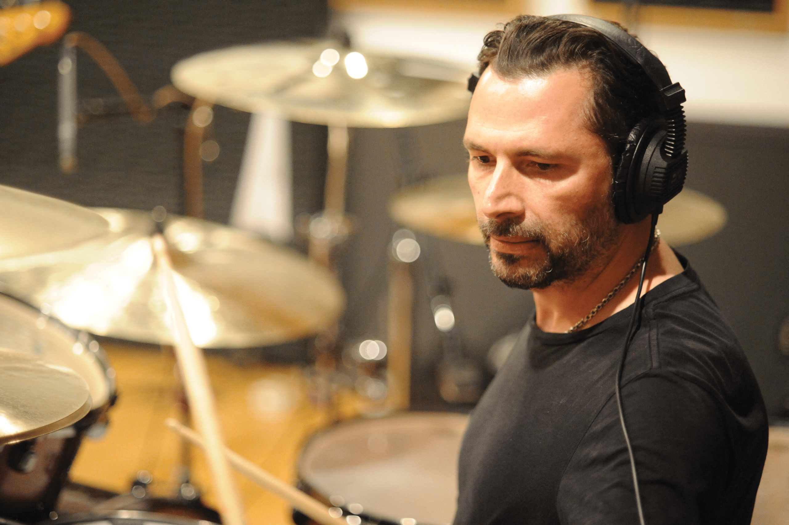 John Tempesta: "A veces, está bueno tener un break de The Cult" - -Gracias por el elogio. Sí, no empecé como un baterista de heavy, más bien me metí por elección. Mientras trabaja como drum tech con Anthrax, me llamaron de Exodus. Y aunque nunca había tocado esa música, estaba en el ambiente, y seguía de cerca a Charlie Benante. Para mí, era un desafío. Estoy muy orgulloso y agradecido de que me hayan llamado, porque me dieron la oportunidad de grabar y me metieron en el circuito. Pasé de ser un técnico a formar parte de Exodus, luego de Testament y después de White Zombie. Esta última me llevó a tocar en arenas, a ser endorser y a vender muchos discos. Así que, por suerte, incursioné en muchos estilos. Después vino el turno de Rob Zombie como solista, y luego Helmet, que fue más hardcore y con el que volví a las raíces. De The Cult siempre fui muy fan, así que es una locura. fca50e6e 59e1 4389 a641 bde9766dddd9