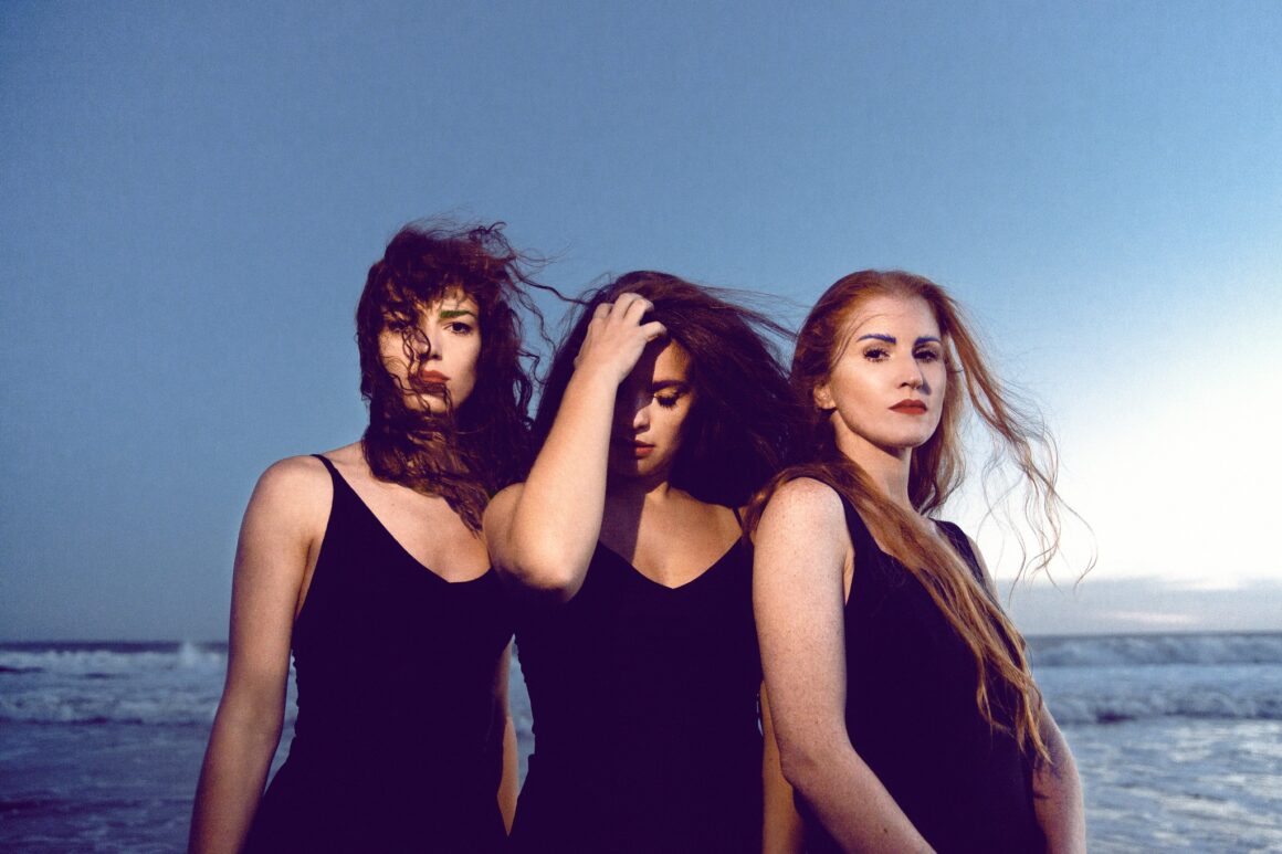 Fémina - Fémina es un grupo de rap fusión liderado por tres mujeres patagónicas, que se caracteriza por el ritmo de su poesía, la combinación de estilos musicales y el vigor de sus presentaciones en vivo. Fémina