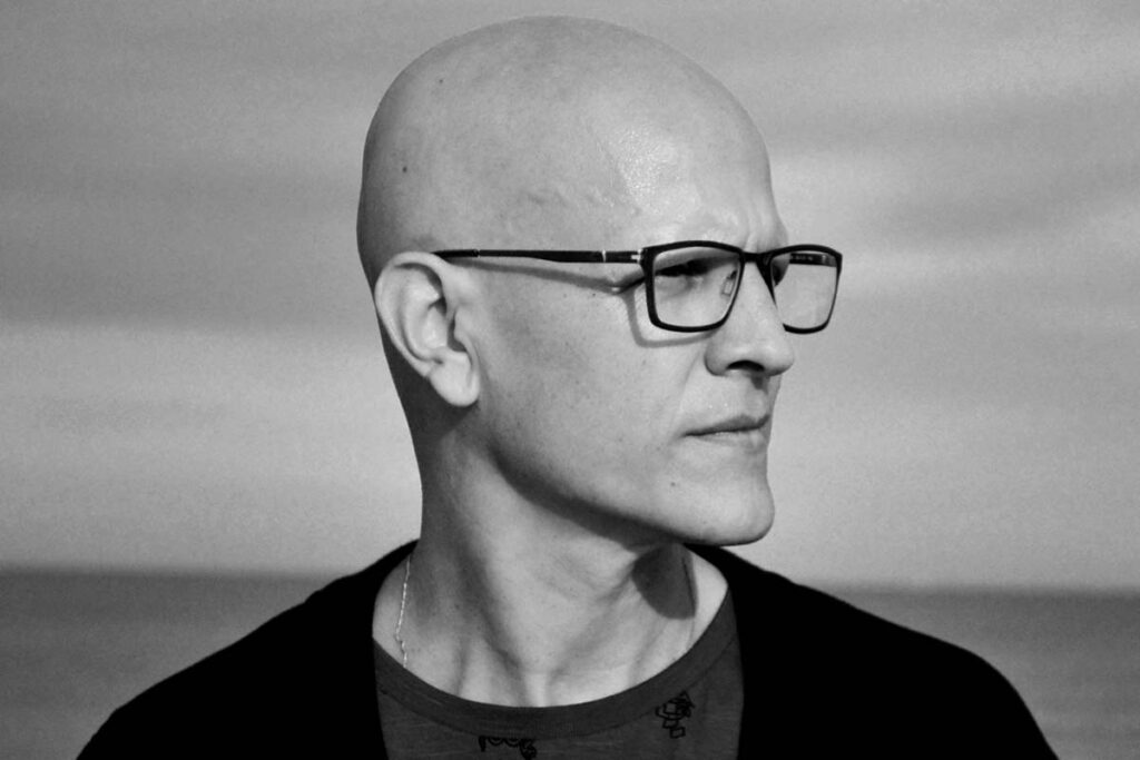Flavio Etcheto - Flavio Etcheto es un productor, músico, autor, compositor argentino. Compuso varias letras y músicas para los discos "Bocanada" y "Siempre es hoy" de Gustavo Cerati, Isla de los Estados y Resonantes, participó de Soda Stereo, y de los discos "Conga" y "Camara" de Daniel Melero. Muy vinculado con Gustavo Cerati y Leandro Fresco, ha formado con ellos bandas de laptops como Roken (Cerati-Etcheto-Fresco), Resonantes (Etcheto-Ramella) y Ocio (Cerati-Etcheto). Flavio Etcheto. Foto: Azul Daffunchio