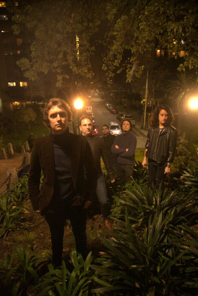 Fotos del Otoño - A mediados de 2007 se conocen Mauro Valenti y Miguel Canel, y comienza la travesía de Fotos del Otoño. Enfocados en el aspecto más despojado de la canción, se asientan como un trío de guitarra española, bajo y batería, y con este reducido formato graban su primer disco “La Canción Nro 13” en el año 2010. El disco es precedido por el simple “Limbo”, que cuenta con un video clip realizado en Súper 8 por Santiago Canel. Fotos del Otoño