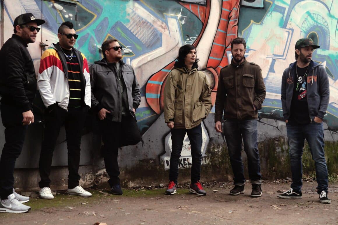 Fruta Deliciosa - A mediados de 2004, Fruta Deliciosa fue seleccionada para participar en Rosario es el Rockanrol, junto a los grupos y solistas más representativos de la ciudad. Poco después, y luego de varios meses de preparación, presentaron en vivo su primer larga duración, titulado “Fruta Deliciosa”. En las radios empezó a sonar con fuerza “Quiero dinero”. Fruta Deliciosa