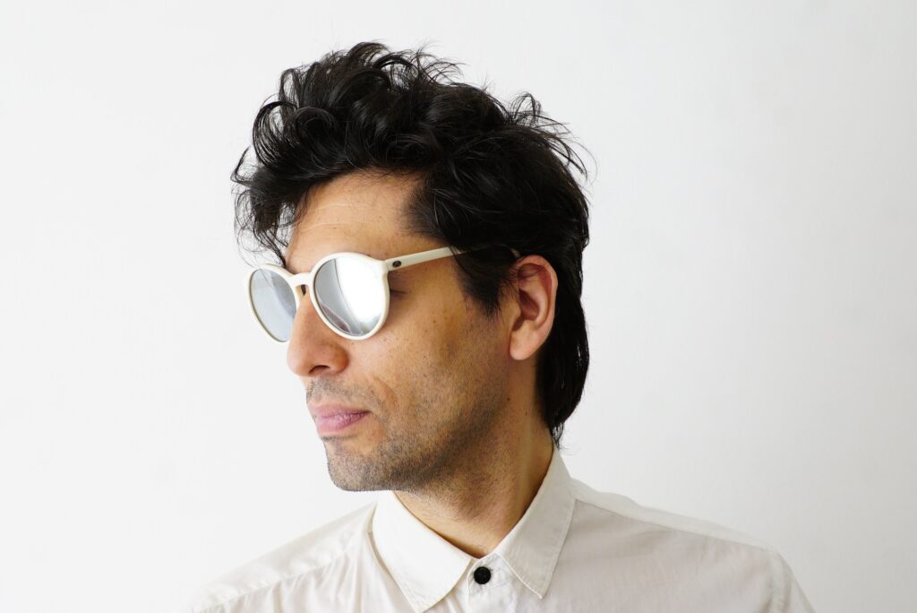 Gonzalo Aloras - Luego de varios años de producción, Gonzalo Aloras lanza su cuarto disco de estudio llamado "Digital" con la producción de Ingaramo, Jeremy Flagelo y Ezequiel Spinelli, y la particularidad de ser el primer trabajo del artista editado en vinilo. Gonzalo Aloras