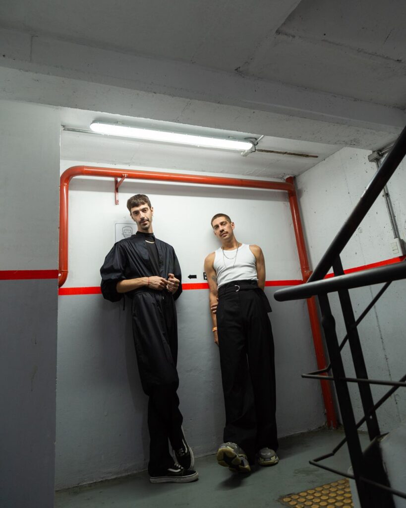 Hipnótica - Hipnotica es un dúo formado en el 2008 en la ciudad de córdoba. Nace y crece en la búsqueda de un sonido nuevo y personal al servicio de la canción pop. Hipnótica