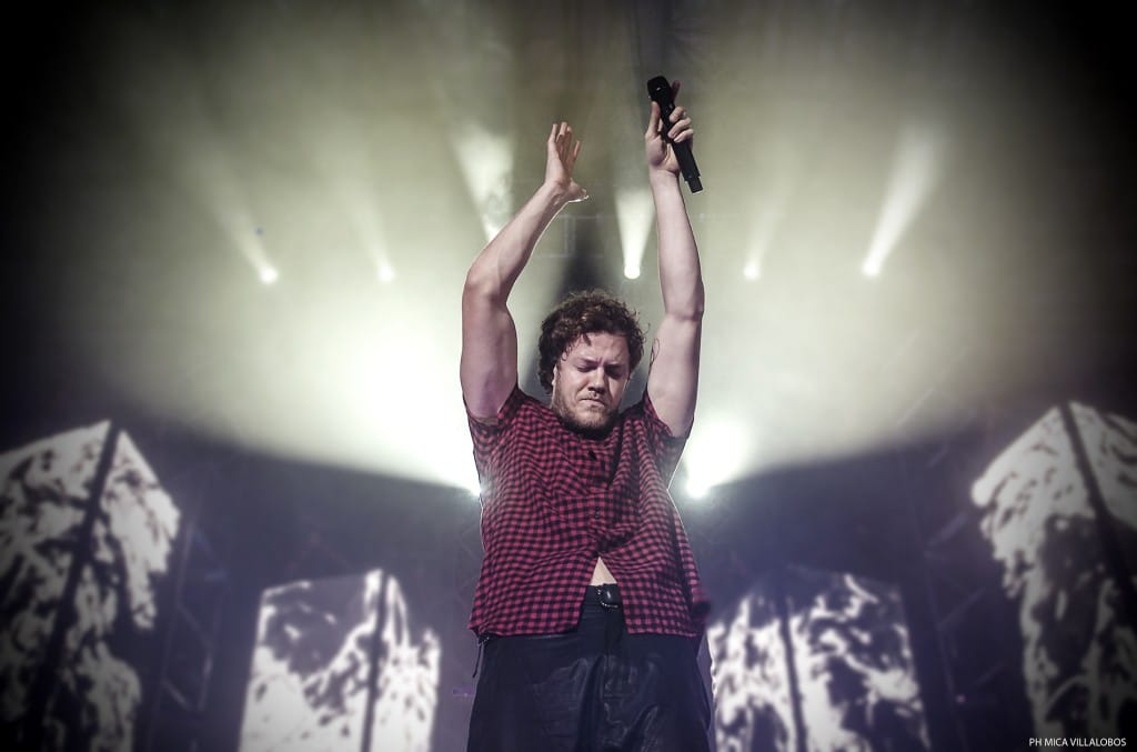 Imagine Dragons: "We love you, Argentina" - "We love you Argentina". Esto entre muchas otras frases vociferaba Dan Reynolds, la alma máter de Imagine Dragons, haciendo delirar al público argentino –en su mayoría adolescente-, recorriendo el escenario de punta a punta y bailando como si no hubiera un mañana. Los nativos de Las Vegas dieron cátedra de show y percusión en Villa Marteli, arrancando con puntualidad suiza a las 20:58 del último martes. imagine010