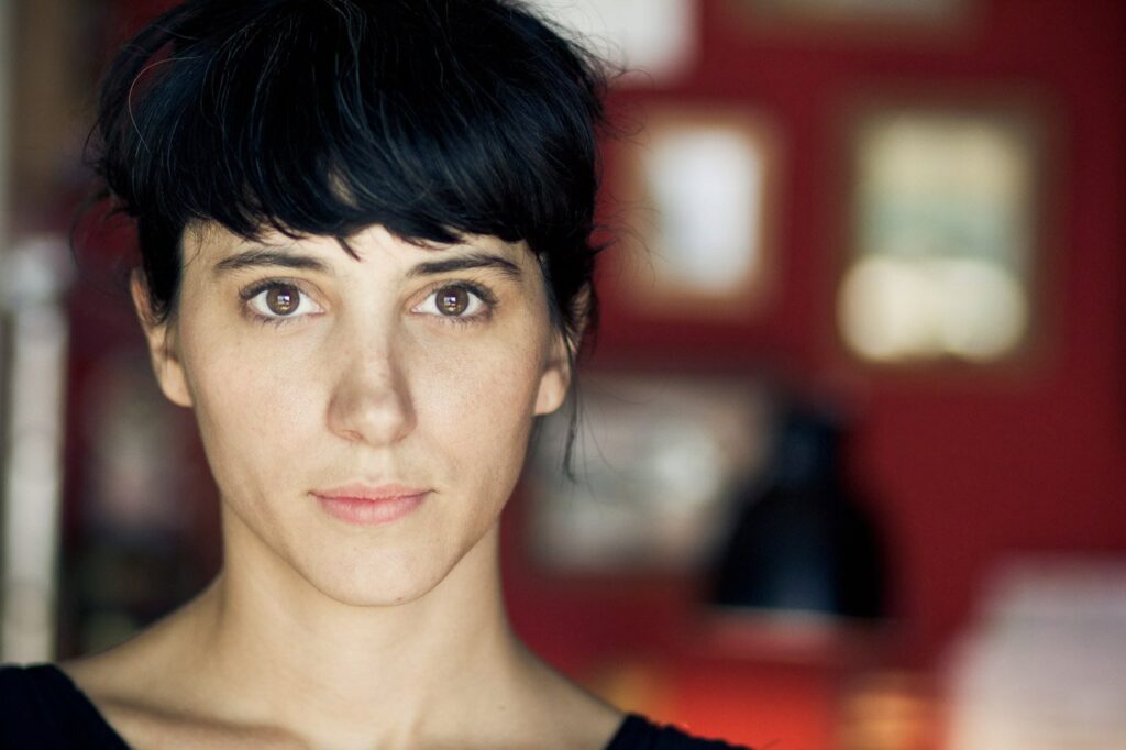 Jimena López Chaplin - El nuevo álbum contó con la participación de cuatro invitados: Lucy Patané (Las Taradas, Diego Frenkel), Felipe Barrozo (ex Intoxicados), Alex Musatov (Orquesta Fernández Fierro) y Rosa Nolly en saxo. Todos los bajos del disco son de Claudio Rodríguez, las guitarras eléctricas en varias de las canciones fueron de Juan Marioni y las bases rítmicas y varios teclados de Alfonso Barbieri. El disco lo mezcló Eduardo Bazán y lo masterizó Andrés Mayo. Jimena López Chaplin. Foto: Adolfo Rozenfeld