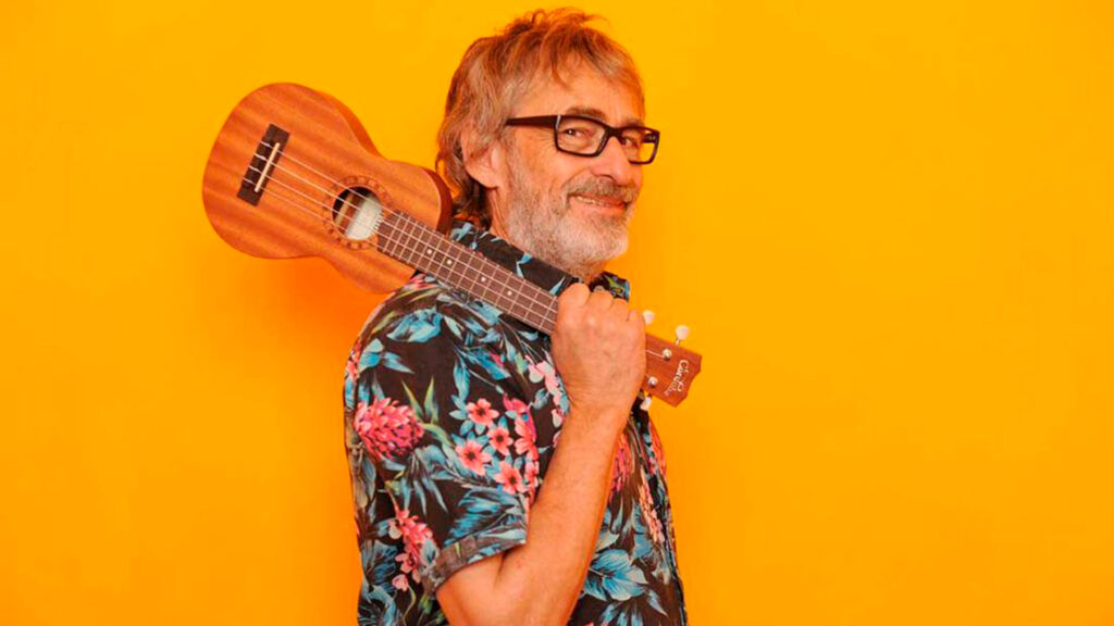 Jorge Serrano - Jorge Serrano es el principal compositor de Los Auténticos Decadentes. Debutó con su disco solista, "Alamut", a mediados del 2009, en una producción más intimista, lejos de las canciones festivas de los Decadentes. Jorge Serrano