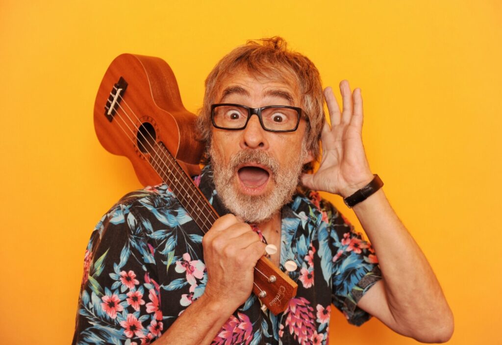 Jorge Serrano - Jorge Serrano es el principal compositor de Los Auténticos Decadentes. Debutó con su disco solista, "Alamut", a mediados del 2009, en una producción más intimista, lejos de las canciones festivas de los Decadentes. Jorge Serrano