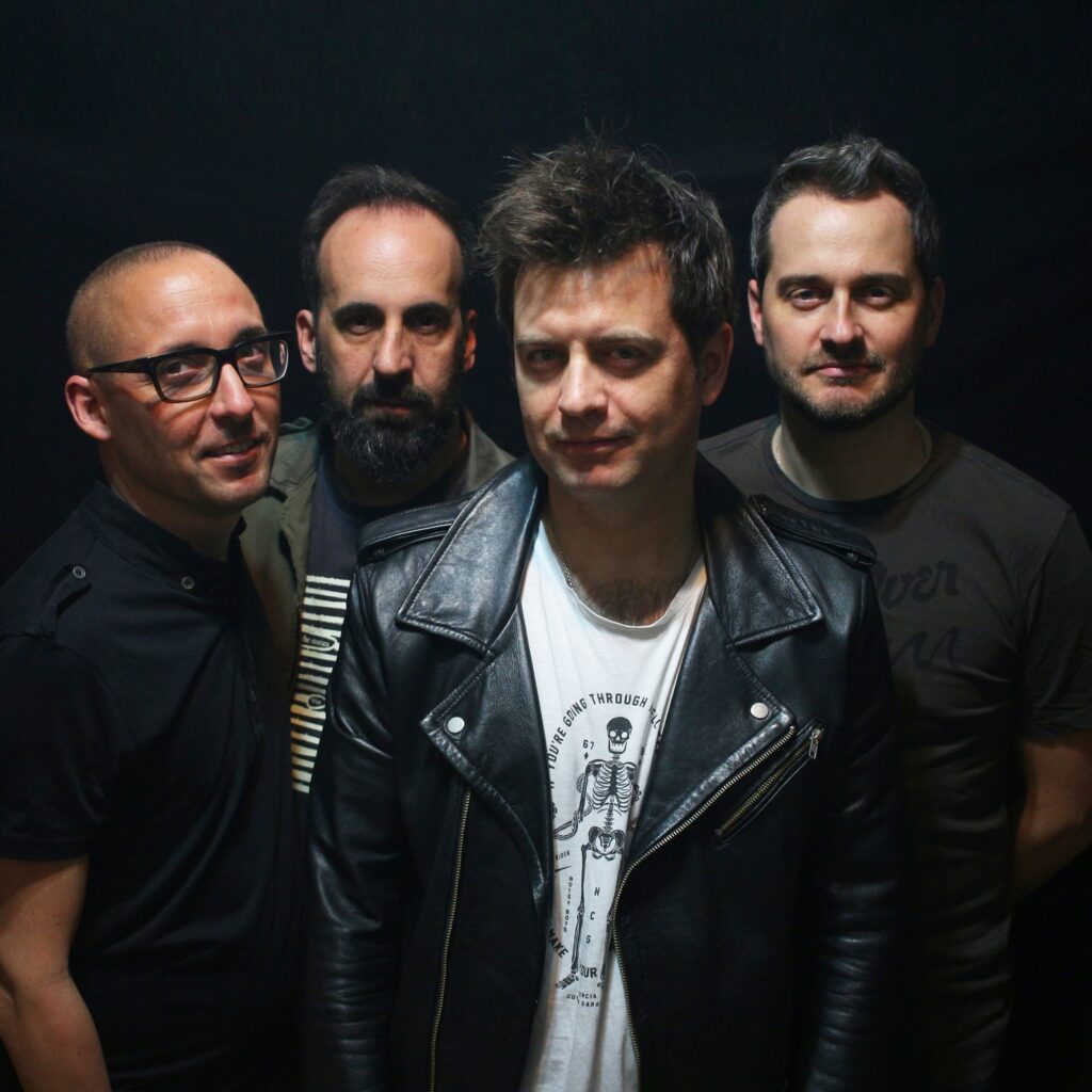 Josefina Pretende - Josefina Pretende es un grupo de pop rock oriundo de Avellaneda que comenzó en el año 1994 con el nombre de Estación 4 y también fue Flexible. Sus integrantes tocaban desde comienzos de los 90 en diferentes formaciones. Josefina Pretende