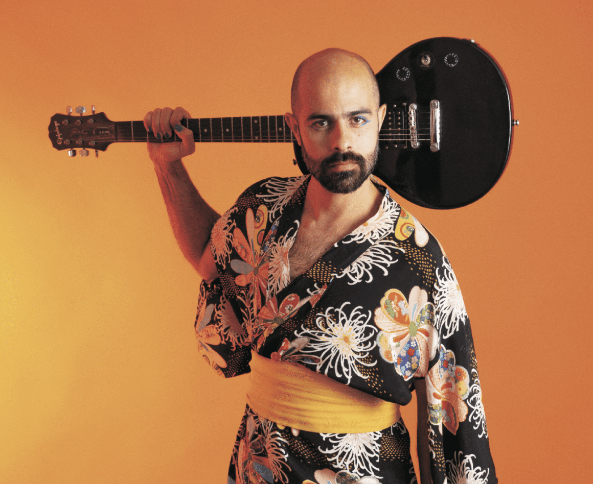 Juan Farré - Juan Farré es un músico mendocino nacido en 1982 en San Rafael al sur de la provincia. Luego de estudiar canto y guitarra con Anselmo Lainez. Viaja a la ciudad de Mendoza a los 18 años y forma parte de dos agrupaciones (La psicológica y Ahmanos) con los cuales se presenta en reconocidos escenarios del circuito. Como compositor, gana el premio de canción inédita del año 2005 del festival provincial “Americanto” y con esos fondos decide comenzar su carrera solista grabando su primer material y radicándose en Buenos Aires. El disco debut (“Roquestuera”) cuenta con 12 composiciones originales de Farré, interpretadas junto a reconocidos músicos de la ciudad de Mendoza que se prestaron con la mejor de las predisposiciones para darle forma final al disco. En este trabajo Juan se encarga de las voces, guitarras rítmicas, pianos y algunos bajos y programaciones rítmicas. El disco recibe la mención como mejor disco del año de la editorial "Sigmento" y de la revista "Todo lo que ver" en el año 2009. Juan Farre