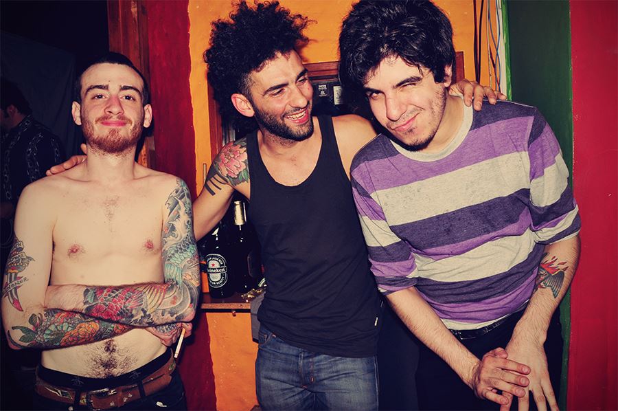 Quiénes son: Juguetes en el VIP - Juguetes en el VIP es un grupo de rock-pop formado en 2011. Impulsado por Marcelo Tomas Lappone y Abel “Mini” Micheli que comienzan a trabajar unos demos y culmina con un disco homónimo. Completan la formación con Federico Delfino en Batería y Hernan Ferreyrola en bajo quedando así la banda formada. En 2014, Mini deja de formar parte de la banda y en su lugar ingresa Lucas Di Silvestro en guitarra. juguetes1
