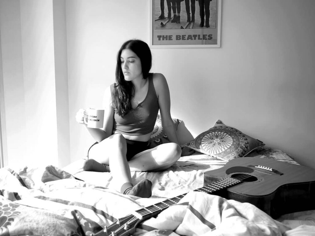 Karina Vismara - Karina nació a principios de la década del 90' en el sur de la provincia de Buenos Aires. Desde pequeña comenzó a demostrar interés en la música, aprendiendo primero a tocar el piano y luego la guitarra. Karina Vismara