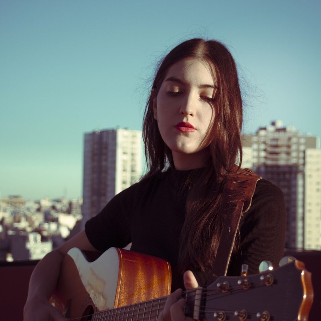 Karina Vismara - Karina nació a principios de la década del 90' en el sur de la provincia de Buenos Aires. Desde pequeña comenzó a demostrar interés en la música, aprendiendo primero a tocar el piano y luego la guitarra. Karina Vismara. Foto: JotakooK