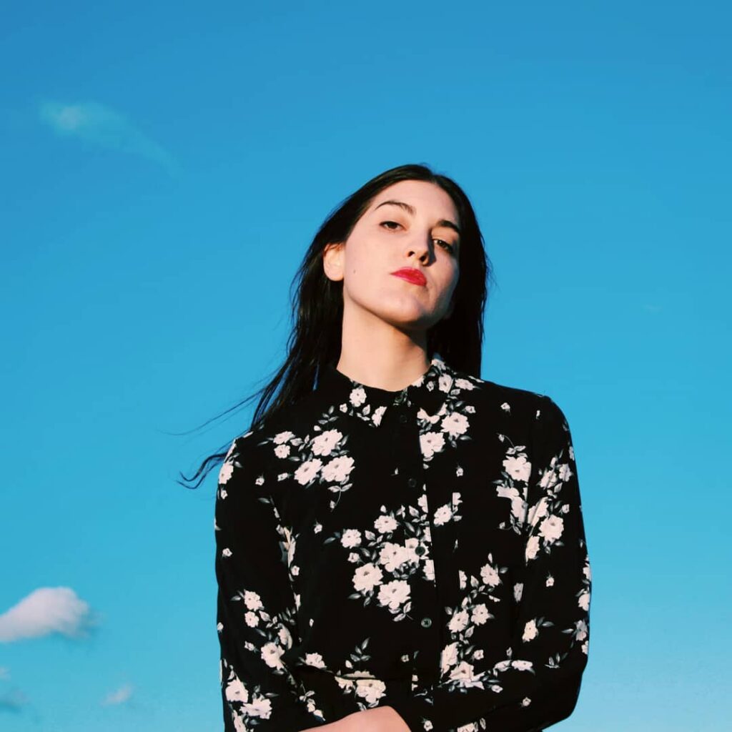 Karina Vismara - Karina nació a principios de la década del 90' en el sur de la provincia de Buenos Aires. Desde pequeña comenzó a demostrar interés en la música, aprendiendo primero a tocar el piano y luego la guitarra. Karina Vismara