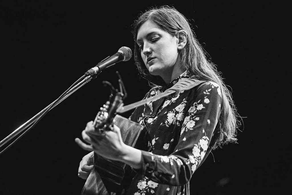Karina Vismara - Karina nació a principios de la década del 90' en el sur de la provincia de Buenos Aires. Desde pequeña comenzó a demostrar interés en la música, aprendiendo primero a tocar el piano y luego la guitarra. Karina Vismara. Foto: Matías Casal