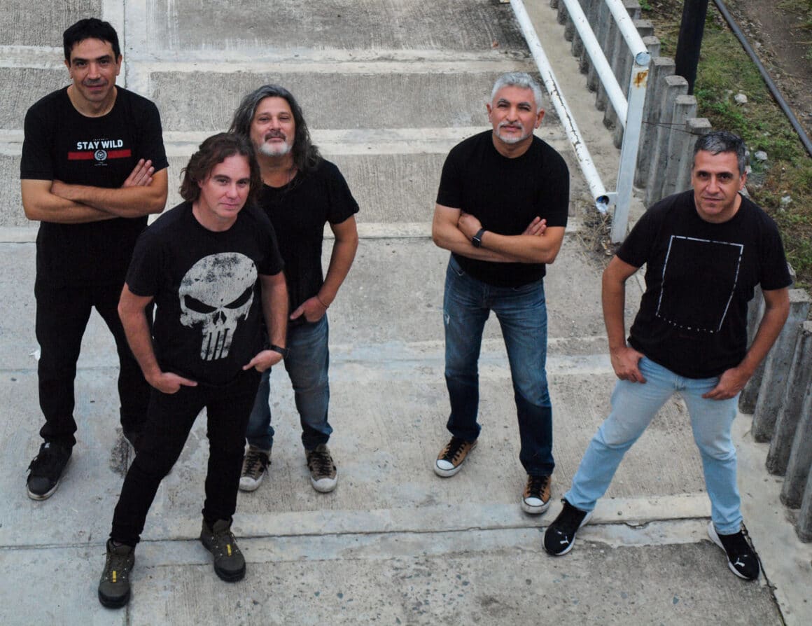 Karma Sudaca - La banda tucumana Karma Sudaca tuvo su primera gran presentación ante el público nacional en el Festival Cosquín Rock 2001. Ya para entonces llevaban cuatro años tocando por el norte del país. Karma Sudaca