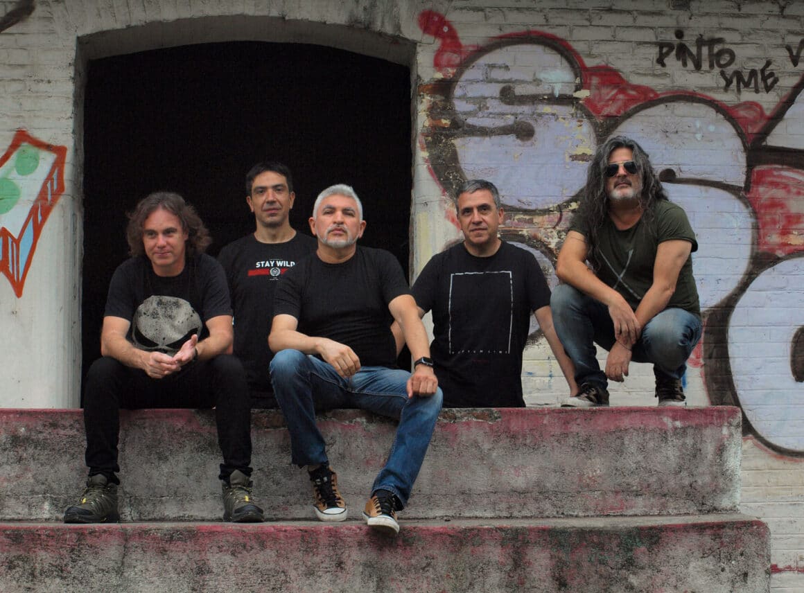 Karma Sudaca - La banda tucumana Karma Sudaca tuvo su primera gran presentación ante el público nacional en el Festival Cosquín Rock 2001. Ya para entonces llevaban cuatro años tocando por el norte del país. Karma Sudaca