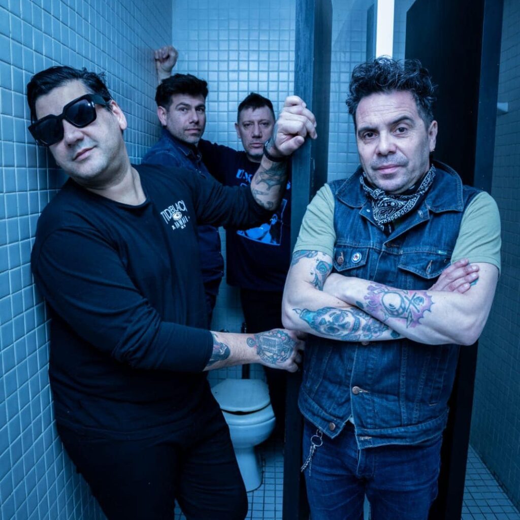 Katarro Vandáliko - Katarro Vandáliko es una banda de punk rock que nació en abril de 1991 en la ciudad de Tandil. La formación original incluía a otro cantante, Germán Romero, con Matías Bazterrechea en guitarra, Juan Papponetti en bajo y José "Hepatitis" Espíndola en batería. Katarro Vandáliko