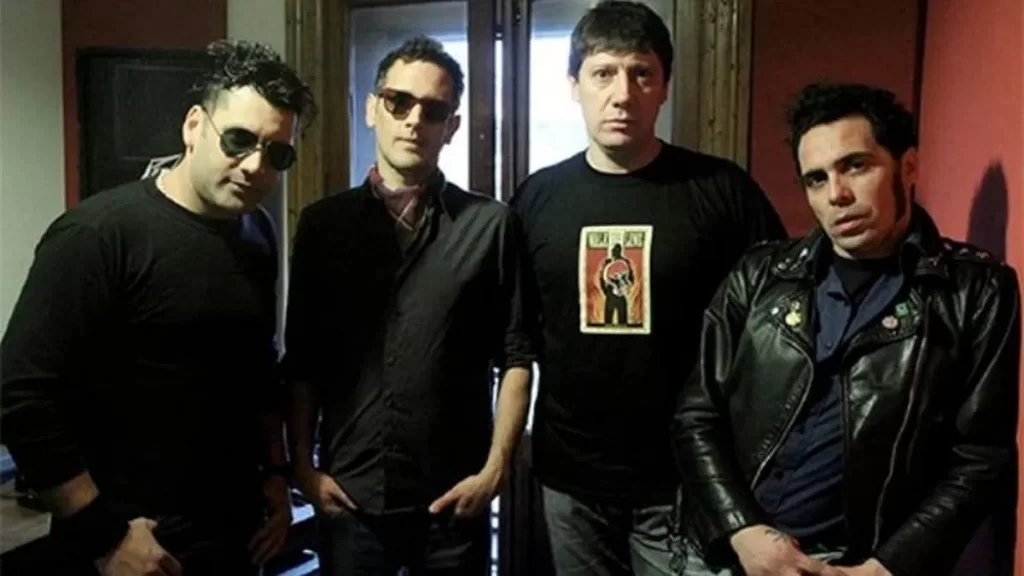 Katarro Vandáliko - Katarro Vandáliko es una banda de punk rock que nació en abril de 1991 en la ciudad de Tandil. La formación original incluía a otro cantante, Germán Romero, con Matías Bazterrechea en guitarra, Juan Papponetti en bajo y José "Hepatitis" Espíndola en batería. Katarro Vandáliko