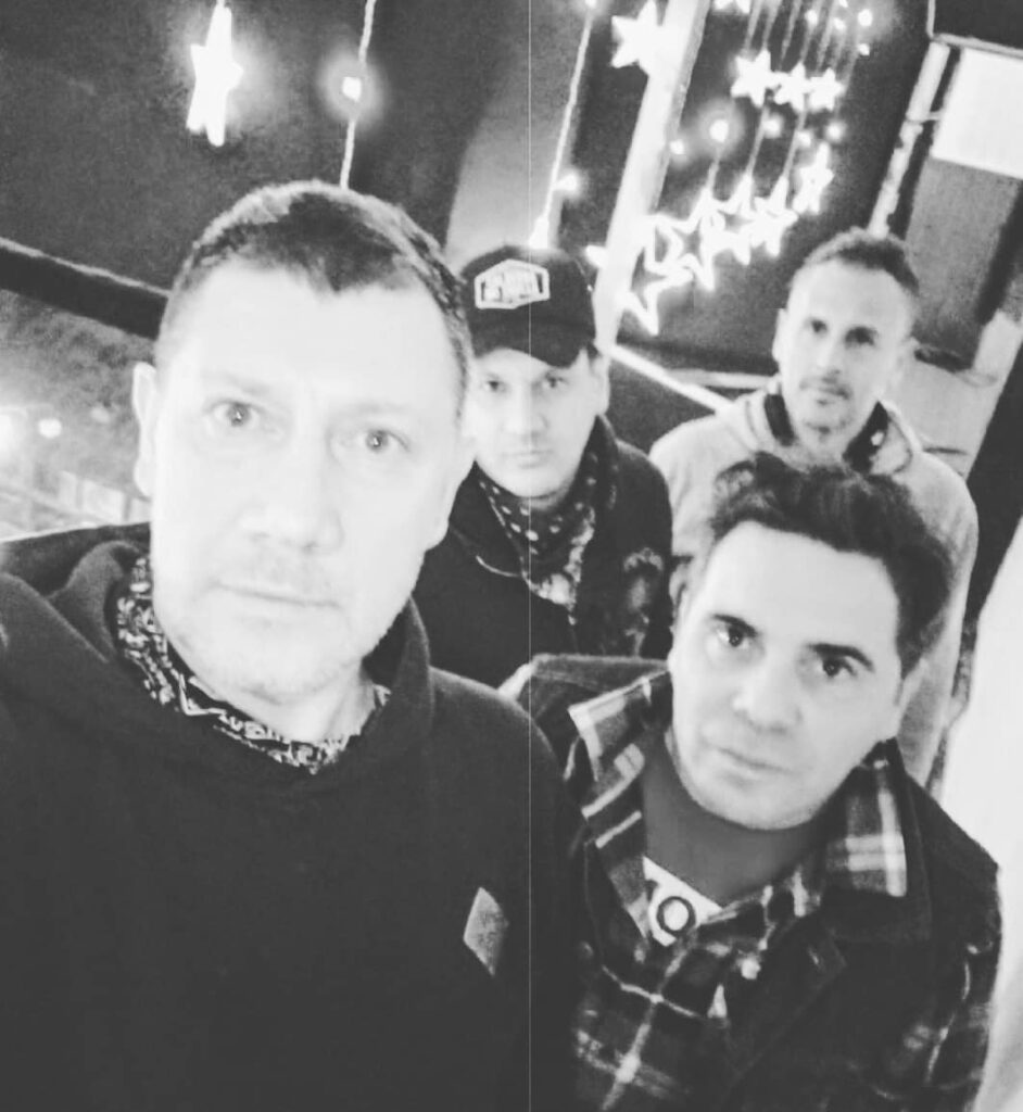 Katarro Vandáliko - Katarro Vandáliko es una banda de punk rock que nació en abril de 1991 en la ciudad de Tandil. La formación original incluía a otro cantante, Germán Romero, con Matías Bazterrechea en guitarra, Juan Papponetti en bajo y José "Hepatitis" Espíndola en batería. Katarro Vandáliko