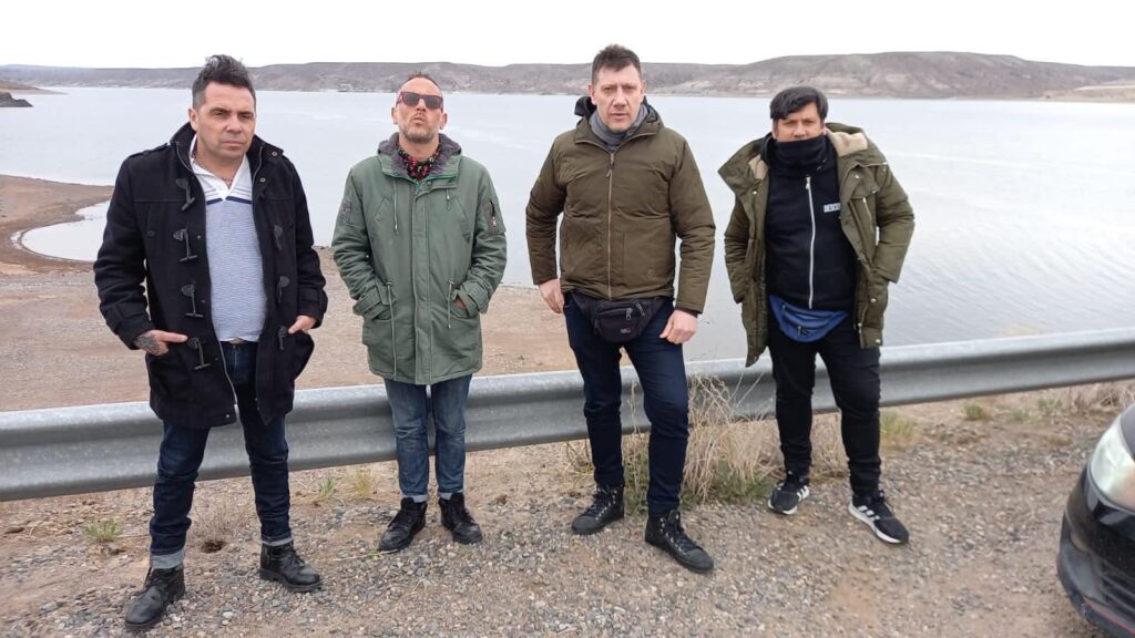 Katarro Vandáliko - Katarro Vandáliko es una banda de punk rock que nació en abril de 1991 en la ciudad de Tandil. La formación original incluía a otro cantante, Germán Romero, con Matías Bazterrechea en guitarra, Juan Papponetti en bajo y José "Hepatitis" Espíndola en batería. Katarro Vandáliko
