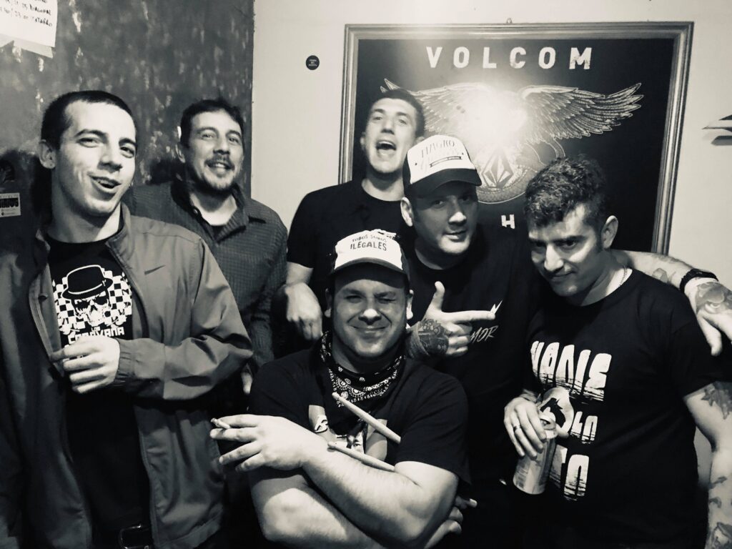 Katarro Vandáliko - Katarro Vandáliko es una banda de punk rock que nació en abril de 1991 en la ciudad de Tandil. La formación original incluía a otro cantante, Germán Romero, con Matías Bazterrechea en guitarra, Juan Papponetti en bajo y José "Hepatitis" Espíndola en batería. Katarro Vandáliko