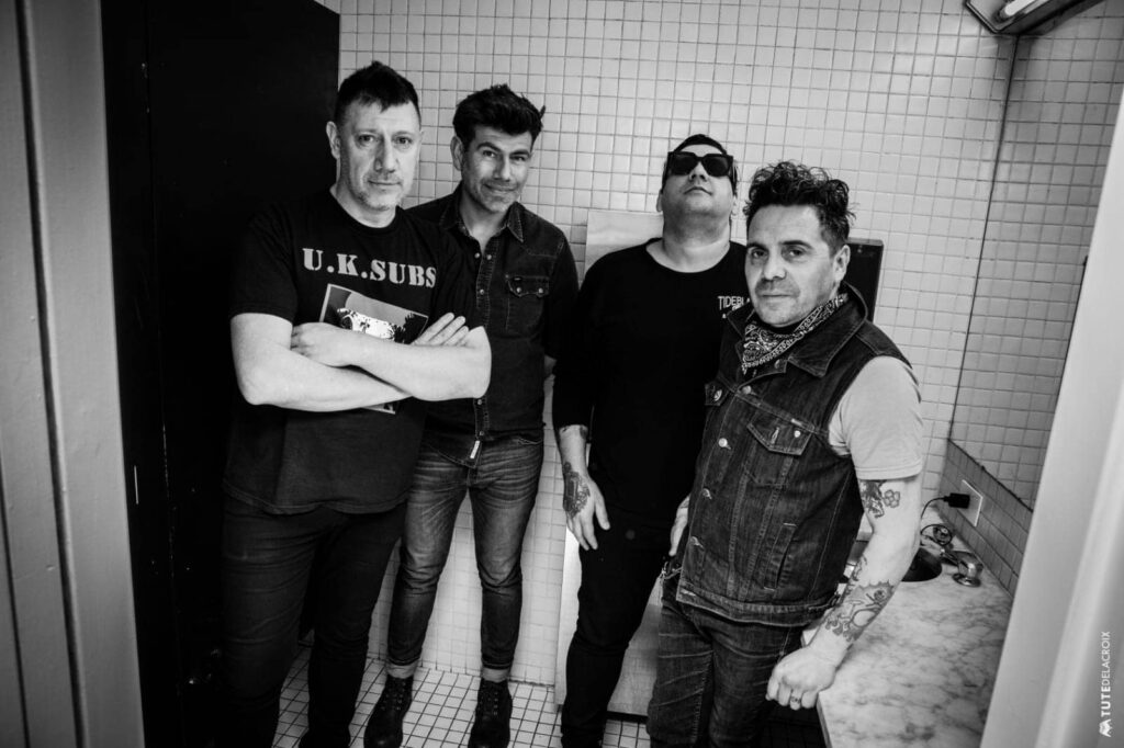 Katarro Vandáliko - Katarro Vandáliko es una banda de punk rock que nació en abril de 1991 en la ciudad de Tandil. La formación original incluía a otro cantante, Germán Romero, con Matías Bazterrechea en guitarra, Juan Papponetti en bajo y José "Hepatitis" Espíndola en batería. Katarro Vandáliko