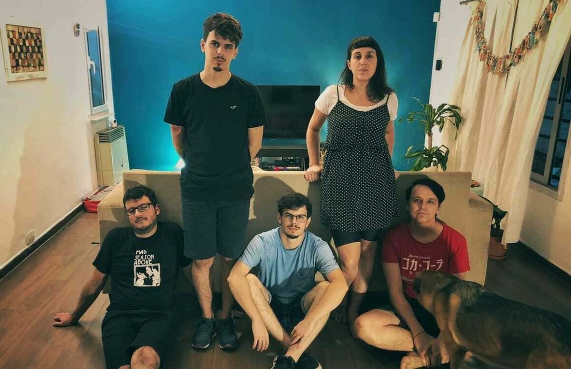 La cara de los últimos - La Cara de los Ultimos se formó en 2012 en Haedo y ese mismo año dejan plasmado el primer EP (Transideral) de la banda que contiene 4 canciones donde dejan asentada la dirección y el carácter musical. La cara de los últimos