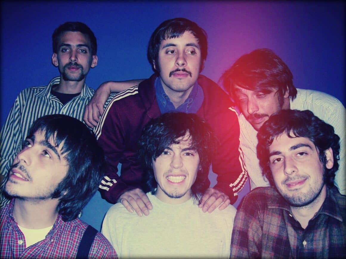 La perla irregular - La Novena Utopía (independiente y producido por La Perla Irregular) es una obra integrada por doce canciones nuevas que desarrollan la curva iniciada en el primer disco de "La Perla Irregular" (2008) pero explora nuevas sonoridades y formas, expandiendo sus posibilidades (utilización de instrumentos orquestales a gran escala): se advierte un costado más rockero (con citas a los albores del rock nacional de los 70entas). Cuenta con nuevos timbres: steel guitar, mini-moog, sitar, guitarras de 12 cuerdas, etc. Y participan en el disco, entre otros: Manuloop (de la Orquesta de Salón de Pablo Dacal y Les Mentettes Orchestra; Norman McLoughlin (de Jackson Souvenirs, productor de Mi pequeña Muerte); Fernando Brufal; Pablo Hadida (de Lapsus); y numerosos músicos de sesión. El arte de Tapa estuvo a cargo de Pablo Font. La perla irregular