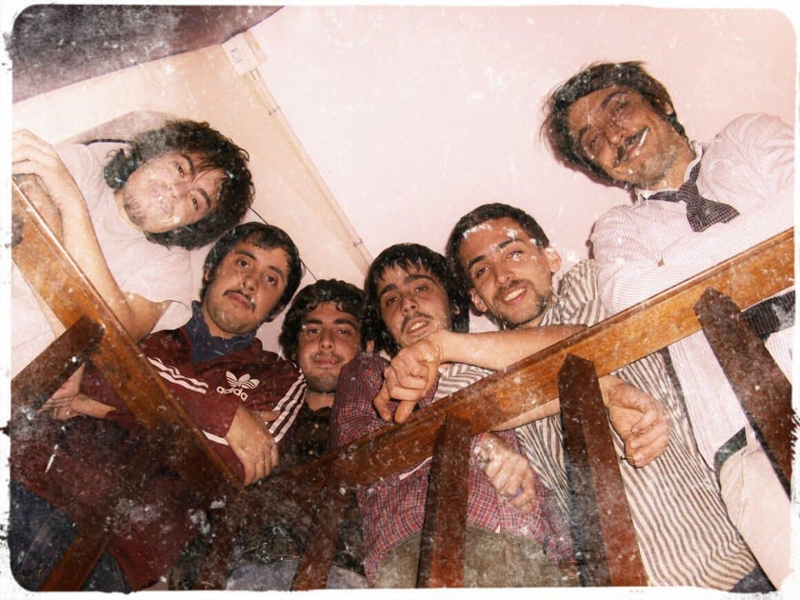 La perla irregular - La Novena Utopía (independiente y producido por La Perla Irregular) es una obra integrada por doce canciones nuevas que desarrollan la curva iniciada en el primer disco de "La Perla Irregular" (2008) pero explora nuevas sonoridades y formas, expandiendo sus posibilidades (utilización de instrumentos orquestales a gran escala): se advierte un costado más rockero (con citas a los albores del rock nacional de los 70entas). Cuenta con nuevos timbres: steel guitar, mini-moog, sitar, guitarras de 12 cuerdas, etc. Y participan en el disco, entre otros: Manuloop (de la Orquesta de Salón de Pablo Dacal y Les Mentettes Orchestra; Norman McLoughlin (de Jackson Souvenirs, productor de Mi pequeña Muerte); Fernando Brufal; Pablo Hadida (de Lapsus); y numerosos músicos de sesión. El arte de Tapa estuvo a cargo de Pablo Font. La perla irregular