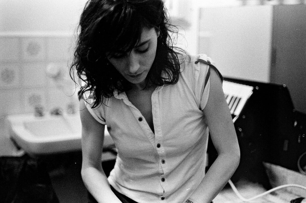Jimena López Chaplin - El nuevo álbum contó con la participación de cuatro invitados: Lucy Patané (Las Taradas, Diego Frenkel), Felipe Barrozo (ex Intoxicados), Alex Musatov (Orquesta Fernández Fierro) y Rosa Nolly en saxo. Todos los bajos del disco son de Claudio Rodríguez, las guitarras eléctricas en varias de las canciones fueron de Juan Marioni y las bases rítmicas y varios teclados de Alfonso Barbieri. El disco lo mezcló Eduardo Bazán y lo masterizó Andrés Mayo. Jime López Chaplin. Foto: Lula Bauer