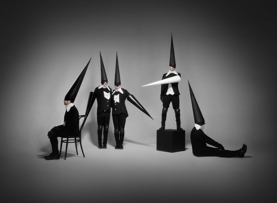 Los Brujos: "Vamos a buscar que la gente vibre con nosotros" - Hace poco más de tres años el rock nacional se sorprendía con la vuelta de una de las bandas más eclécticas, versátiles y enérgicas de la música argentina. A Los Brujos les sienta bien el aire de festival, por eso el Personal Fest los tendrá el 23 de octubre arriba de uno de sus escenarios desde las 16:30. Alejandro Alaci –cantante- y Gabriel Guerrisi –guitarrista-, hablaron con Rock.com.ar antes del show, en el cual Alaci promete "Vamos a salir a buscar a la gente, a que vibre con nosotros". los brujos