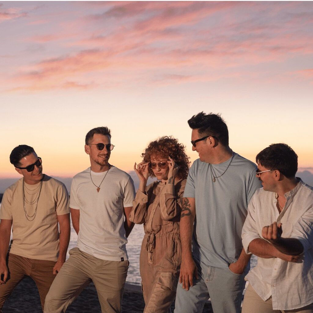 Los Coming Soon - Este grupo se formó en el seno de una familia, en noviembre de 2010, en Buenos Aires. Los hermanos Patricio y Lala Hirsch (voces, guitarra y teclados respectivamente) comenzaron con un puñado de canciones pop, minimalistas y melancólicas. Con el tiempo, el proyecto se fue orientando hacia el dance-floor, con influencias de la música house pero tocada con instrumentos, consiguiendo así un sentimiento orgánico, sin abandonar nunca su esencia: el groove. Los Coming Soon