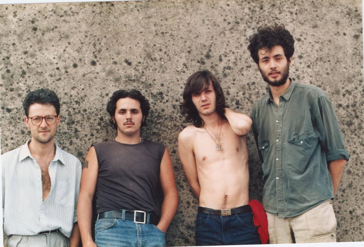 Los Pillos - Corren los primeros años de la década de los ochenta, años flacos en términos de creatividad para el rock argentino, la "golden age" (1964-1975), con grupos como Manal, Gatos, Almendra, Aquelarre, Vox Dei, La Cofradía de la Flor Solar, Montes, Pescado Rabioso y varios más había quedado atrás y cedió a un período de desorientación y música deprimente. Surgen los primeros grupos identificados con los nuevos sonidos europeos y norteamericanos, llámese new wave o punk. Virus (los pioneros, formados a fines de los 70) surgen en la ciudad de La Plata, con un pulso refrescante de rock and roll nuevaolero e influencias como Dr Feelgood. Paralelamente al nacimiento de grupos como Sumo, Soda Stereo o Los Twist (cuyas cronologías son bien conocidas), en Buenos Aires se forman Los Testículos (luego Los Violadores) y Los Laxantes, dos de los primeros grupos punks argentinos, amén de Alerta Roja y Los Baraja (La Plata). Previamente a la formación de Los Pillos, Pablo Esau (batería) formó parte de Los Laxantes, el grupo liderado por Horacio "Gamexane" Villafañe (guitarra y voz). Luego del desbande de Laxantes, Gamexane y Esau forman Control, por el que pasaría también el bajista definitivo de Pillos, Martín Aloé. Este , a su vez, provenía de Los Marginados/ Día D (junto a Gigio y Boxer), segunda camada de los pioneros punks, intrigantes adolescentes que proclamaban a viva voz su preferencia por Eno, Fripp y los Talking Heads. Pero ninguno de estos grupos probaría ser definitivo para estos músicos, ya que pocos años más tarde Gamexane formaría Todos Tus Muertos, en el '84 u '85, uno de los grupos mas exitosos de punk/crossover en español en los noventa. Tambíén sería parte, primero como invitado y luego miembro permanente de Sobrecarga (1982-88), grupo post- punk/new wave con dos LPs editados ("Sentidos congelados" 1986 y "Mentirse y creerse" 1987). Los Pillos