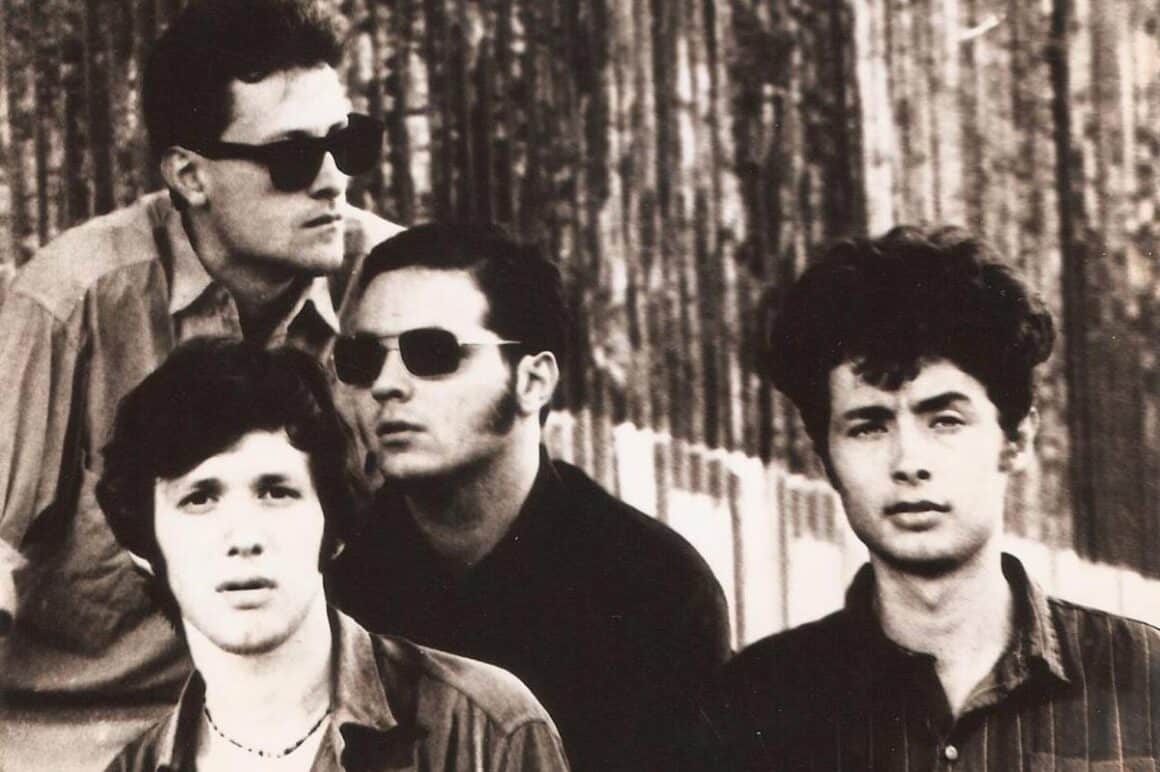 Los Pillos - Corren los primeros años de la década de los ochenta, años flacos en términos de creatividad para el rock argentino, la "golden age" (1964-1975), con grupos como Manal, Gatos, Almendra, Aquelarre, Vox Dei, La Cofradía de la Flor Solar, Montes, Pescado Rabioso y varios más había quedado atrás y cedió a un período de desorientación y música deprimente. Surgen los primeros grupos identificados con los nuevos sonidos europeos y norteamericanos, llámese new wave o punk. Virus (los pioneros, formados a fines de los 70) surgen en la ciudad de La Plata, con un pulso refrescante de rock and roll nuevaolero e influencias como Dr Feelgood. Paralelamente al nacimiento de grupos como Sumo, Soda Stereo o Los Twist (cuyas cronologías son bien conocidas), en Buenos Aires se forman Los Testículos (luego Los Violadores) y Los Laxantes, dos de los primeros grupos punks argentinos, amén de Alerta Roja y Los Baraja (La Plata). Previamente a la formación de Los Pillos, Pablo Esau (batería) formó parte de Los Laxantes, el grupo liderado por Horacio "Gamexane" Villafañe (guitarra y voz). Luego del desbande de Laxantes, Gamexane y Esau forman Control, por el que pasaría también el bajista definitivo de Pillos, Martín Aloé. Este , a su vez, provenía de Los Marginados/ Día D (junto a Gigio y Boxer), segunda camada de los pioneros punks, intrigantes adolescentes que proclamaban a viva voz su preferencia por Eno, Fripp y los Talking Heads. Pero ninguno de estos grupos probaría ser definitivo para estos músicos, ya que pocos años más tarde Gamexane formaría Todos Tus Muertos, en el '84 u '85, uno de los grupos mas exitosos de punk/crossover en español en los noventa. Tambíén sería parte, primero como invitado y luego miembro permanente de Sobrecarga (1982-88), grupo post- punk/new wave con dos LPs editados ("Sentidos congelados" 1986 y "Mentirse y creerse" 1987). Los Pillos