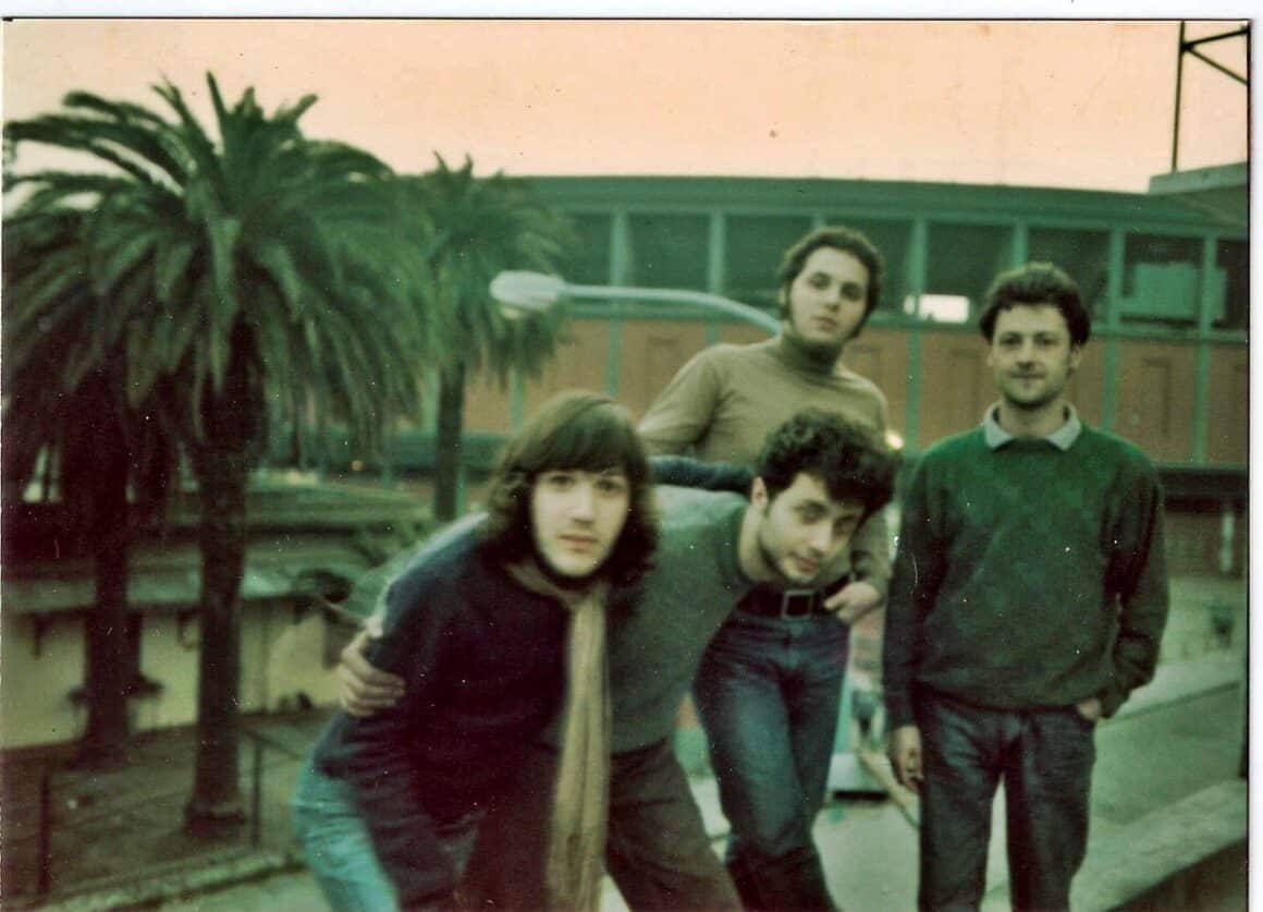 Los Pillos - Corren los primeros años de la década de los ochenta, años flacos en términos de creatividad para el rock argentino, la "golden age" (1964-1975), con grupos como Manal, Gatos, Almendra, Aquelarre, Vox Dei, La Cofradía de la Flor Solar, Montes, Pescado Rabioso y varios más había quedado atrás y cedió a un período de desorientación y música deprimente. Surgen los primeros grupos identificados con los nuevos sonidos europeos y norteamericanos, llámese new wave o punk. Virus (los pioneros, formados a fines de los 70) surgen en la ciudad de La Plata, con un pulso refrescante de rock and roll nuevaolero e influencias como Dr Feelgood. Paralelamente al nacimiento de grupos como Sumo, Soda Stereo o Los Twist (cuyas cronologías son bien conocidas), en Buenos Aires se forman Los Testículos (luego Los Violadores) y Los Laxantes, dos de los primeros grupos punks argentinos, amén de Alerta Roja y Los Baraja (La Plata). Previamente a la formación de Los Pillos, Pablo Esau (batería) formó parte de Los Laxantes, el grupo liderado por Horacio "Gamexane" Villafañe (guitarra y voz). Luego del desbande de Laxantes, Gamexane y Esau forman Control, por el que pasaría también el bajista definitivo de Pillos, Martín Aloé. Este , a su vez, provenía de Los Marginados/ Día D (junto a Gigio y Boxer), segunda camada de los pioneros punks, intrigantes adolescentes que proclamaban a viva voz su preferencia por Eno, Fripp y los Talking Heads. Pero ninguno de estos grupos probaría ser definitivo para estos músicos, ya que pocos años más tarde Gamexane formaría Todos Tus Muertos, en el '84 u '85, uno de los grupos mas exitosos de punk/crossover en español en los noventa. Tambíén sería parte, primero como invitado y luego miembro permanente de Sobrecarga (1982-88), grupo post- punk/new wave con dos LPs editados ("Sentidos congelados" 1986 y "Mentirse y creerse" 1987). Los Pillos