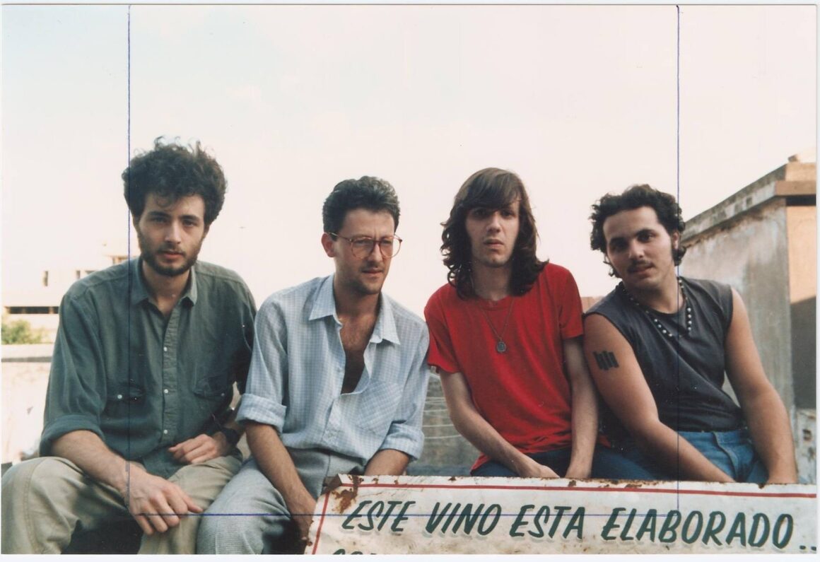 Los Pillos - Corren los primeros años de la década de los ochenta, años flacos en términos de creatividad para el rock argentino, la "golden age" (1964-1975), con grupos como Manal, Gatos, Almendra, Aquelarre, Vox Dei, La Cofradía de la Flor Solar, Montes, Pescado Rabioso y varios más había quedado atrás y cedió a un período de desorientación y música deprimente. Surgen los primeros grupos identificados con los nuevos sonidos europeos y norteamericanos, llámese new wave o punk. Virus (los pioneros, formados a fines de los 70) surgen en la ciudad de La Plata, con un pulso refrescante de rock and roll nuevaolero e influencias como Dr Feelgood. Paralelamente al nacimiento de grupos como Sumo, Soda Stereo o Los Twist (cuyas cronologías son bien conocidas), en Buenos Aires se forman Los Testículos (luego Los Violadores) y Los Laxantes, dos de los primeros grupos punks argentinos, amén de Alerta Roja y Los Baraja (La Plata). Previamente a la formación de Los Pillos, Pablo Esau (batería) formó parte de Los Laxantes, el grupo liderado por Horacio "Gamexane" Villafañe (guitarra y voz). Luego del desbande de Laxantes, Gamexane y Esau forman Control, por el que pasaría también el bajista definitivo de Pillos, Martín Aloé. Este , a su vez, provenía de Los Marginados/ Día D (junto a Gigio y Boxer), segunda camada de los pioneros punks, intrigantes adolescentes que proclamaban a viva voz su preferencia por Eno, Fripp y los Talking Heads. Pero ninguno de estos grupos probaría ser definitivo para estos músicos, ya que pocos años más tarde Gamexane formaría Todos Tus Muertos, en el '84 u '85, uno de los grupos mas exitosos de punk/crossover en español en los noventa. Tambíén sería parte, primero como invitado y luego miembro permanente de Sobrecarga (1982-88), grupo post- punk/new wave con dos LPs editados ("Sentidos congelados" 1986 y "Mentirse y creerse" 1987). Los Pillos