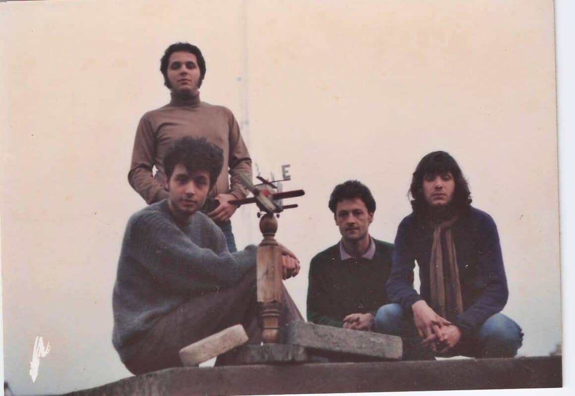 Los Pillos - Corren los primeros años de la década de los ochenta, años flacos en términos de creatividad para el rock argentino, la "golden age" (1964-1975), con grupos como Manal, Gatos, Almendra, Aquelarre, Vox Dei, La Cofradía de la Flor Solar, Montes, Pescado Rabioso y varios más había quedado atrás y cedió a un período de desorientación y música deprimente. Surgen los primeros grupos identificados con los nuevos sonidos europeos y norteamericanos, llámese new wave o punk. Virus (los pioneros, formados a fines de los 70) surgen en la ciudad de La Plata, con un pulso refrescante de rock and roll nuevaolero e influencias como Dr Feelgood. Paralelamente al nacimiento de grupos como Sumo, Soda Stereo o Los Twist (cuyas cronologías son bien conocidas), en Buenos Aires se forman Los Testículos (luego Los Violadores) y Los Laxantes, dos de los primeros grupos punks argentinos, amén de Alerta Roja y Los Baraja (La Plata). Previamente a la formación de Los Pillos, Pablo Esau (batería) formó parte de Los Laxantes, el grupo liderado por Horacio "Gamexane" Villafañe (guitarra y voz). Luego del desbande de Laxantes, Gamexane y Esau forman Control, por el que pasaría también el bajista definitivo de Pillos, Martín Aloé. Este , a su vez, provenía de Los Marginados/ Día D (junto a Gigio y Boxer), segunda camada de los pioneros punks, intrigantes adolescentes que proclamaban a viva voz su preferencia por Eno, Fripp y los Talking Heads. Pero ninguno de estos grupos probaría ser definitivo para estos músicos, ya que pocos años más tarde Gamexane formaría Todos Tus Muertos, en el '84 u '85, uno de los grupos mas exitosos de punk/crossover en español en los noventa. Tambíén sería parte, primero como invitado y luego miembro permanente de Sobrecarga (1982-88), grupo post- punk/new wave con dos LPs editados ("Sentidos congelados" 1986 y "Mentirse y creerse" 1987). Los Pillos
